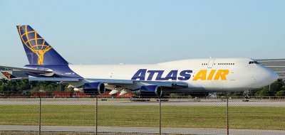 Atlas Air B-744F commencing taking off