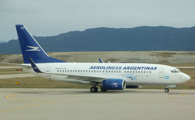 AR B-737-700 taxi to its gate at USH