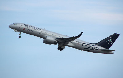 DL B-757 in SkyTeam livery taking off from JFK