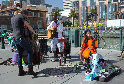 Street musicians at farmers' market
