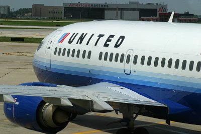 Close up of UA 737-500