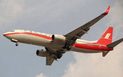 Shanghai Airlines 737-800 landing in SHA