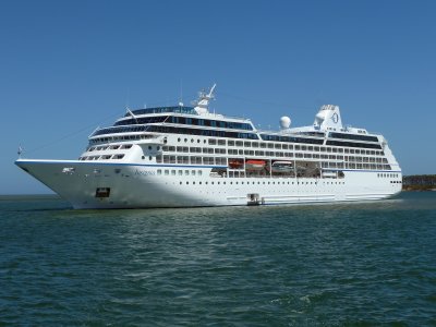 On Feb. 18 we flew overnight to Buenos Aires to board Oceanias M/S Insignia. The next day we went out to explore Buenos Aires.