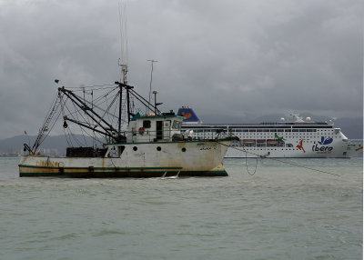 In Porto Belo we anchored near a fishing boat and an Ibero cruise liner.