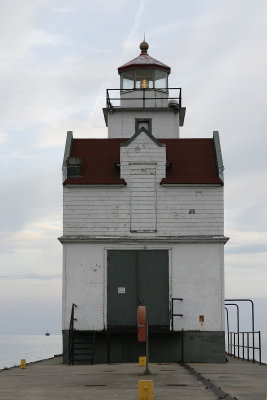 I spent my 1st night in Kewaunee at the Harbor Lights Lodge, cheap but decent.  Here's the Kewaunee light.