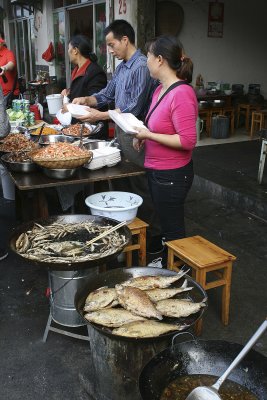 Even food was for sale at the maybe later market where we docked to tour the dam. Vendors were everywhere we went, & NOT shy!