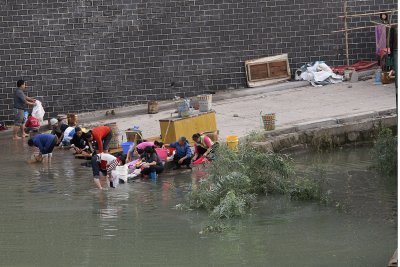 I saw people washing clothes in the muddy Yangtze