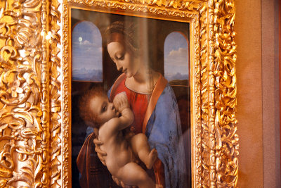 Da Vinci's Little Madonna is a big draw & you have to photograph it quickly & move on. 