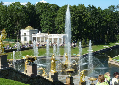 After lunch, it was on to Peterhof, built by Peter the Great, to see fountains. Amazingly they're all gravity fed - no pumps!