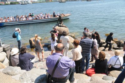 Many tourist at the Little Mermaid statue