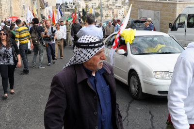 East Jerusalem muslim crosses street as Palm Sunday procession approaches