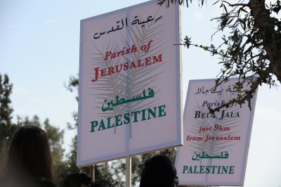 Palestinian signs at Palm Sunday procession