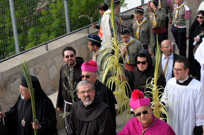Catholic leaders at the Palm Sunday looking up