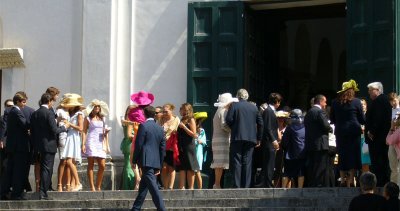 A glimpse of a wedding at Piazza Duomo: colorful hats.