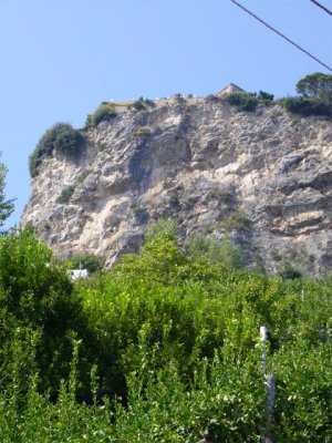Looking at Villa Cimbrone from the trail