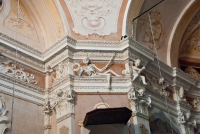 _DSC5798.jpg  Skeleton over pulpit, church under renovation