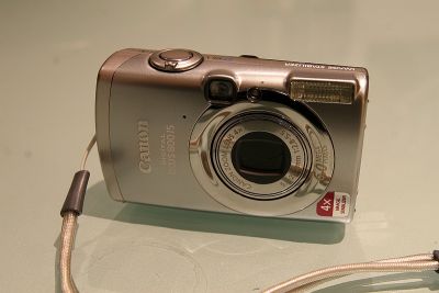 Naked IXUS 800IS (front)