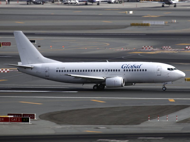 B737-300 A6-JUD
