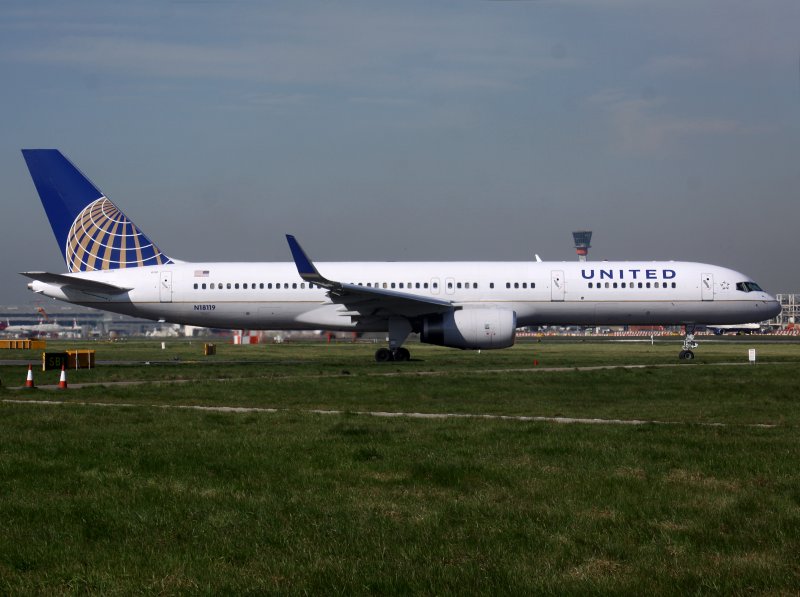 B757-200  N18119