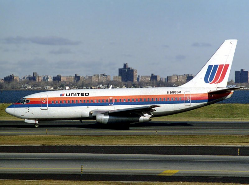 B737-200  N9066U  