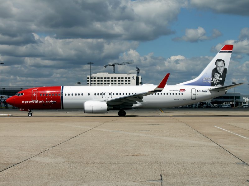 B737-800 LN-DYM