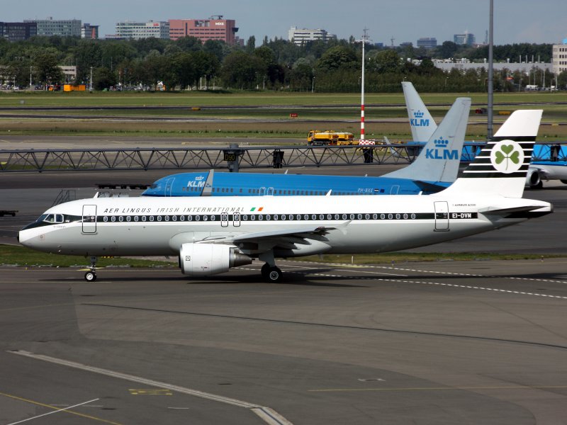 Neil was lucky to have the Sun on this retro subject, it's not out in the near background!
Taken from the viewing terrace at Amsterdam Schipol.