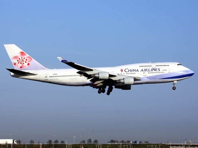 B747-400    B-18203