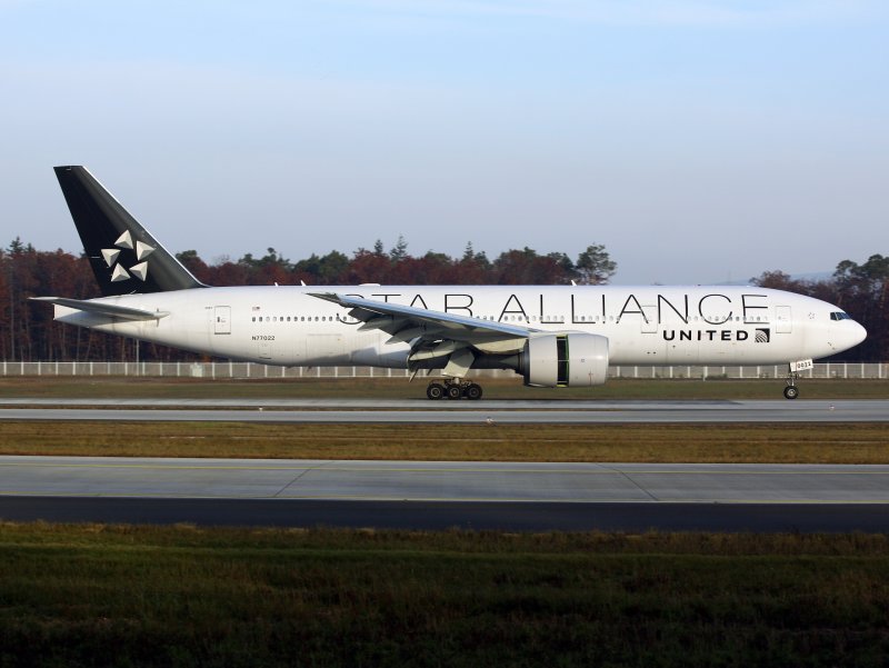 B777-200 N77022