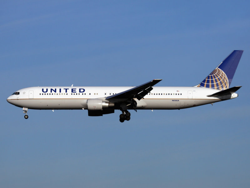 B767-300    N656UA