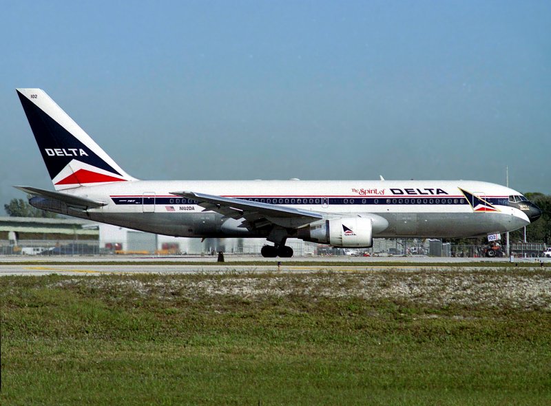 B767-200  N102DA