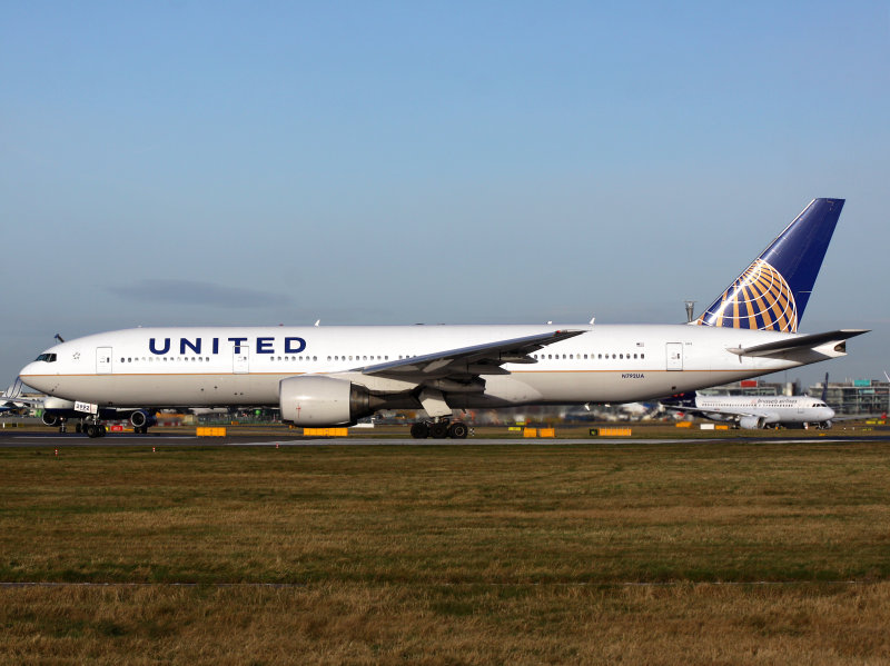 B777-200  N792UA