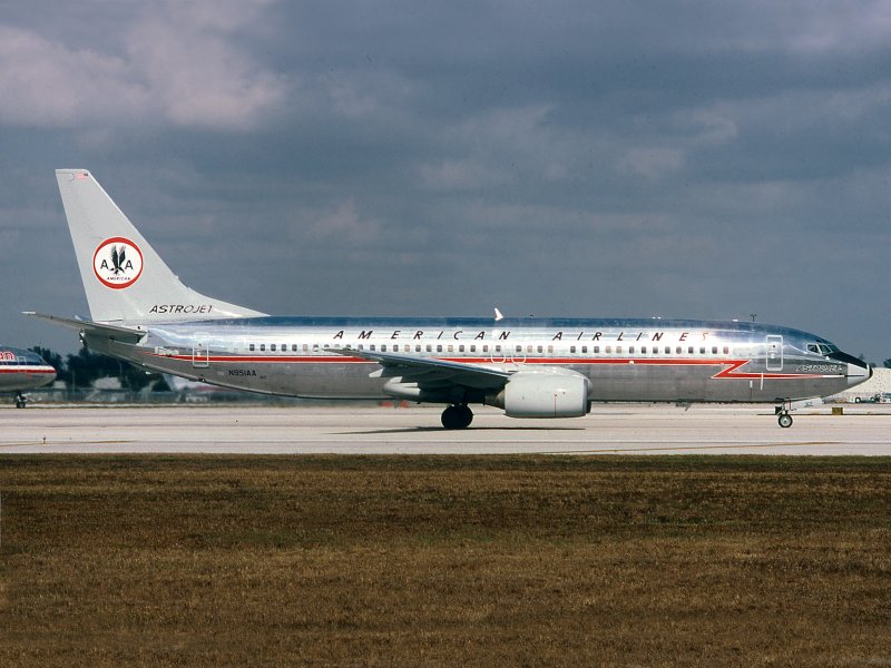 Boeing 737-800 N951AA