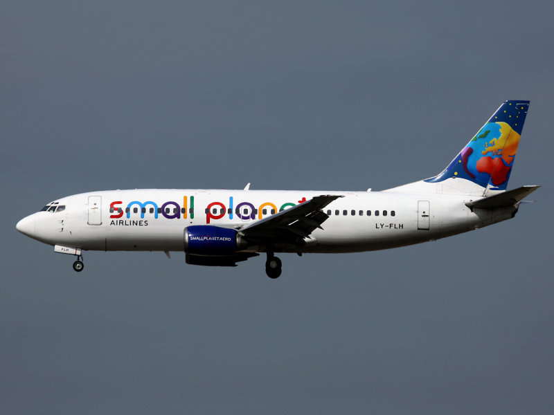 B737-300  LY-FLH  