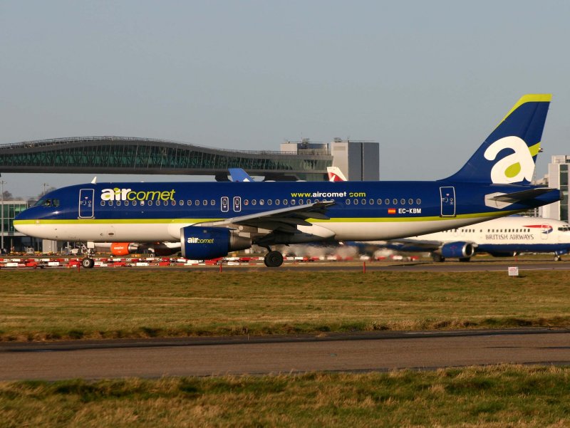 A-320 EC-KBM LGW