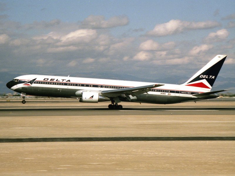 B767-300 N136DL
