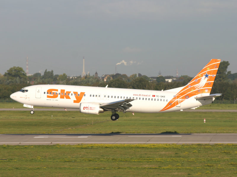 Boeing 737-400 TC-SKE