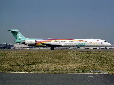 MD-90  JA-8066