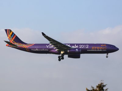 Special  promotional livery at LHR/EGLL short finals for 09R,
so the taxi is drastically reduced to her T4 stand.