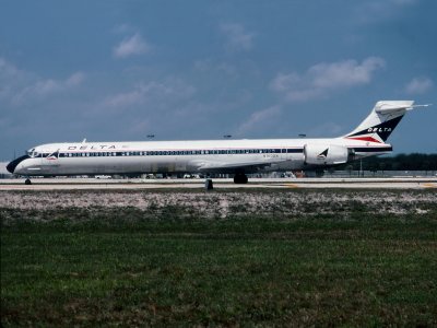 MD-90  N910DL 