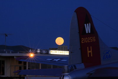 b17_and_full_moon