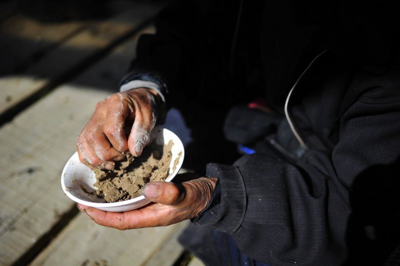 Making Tsampa (Tibetan Snack) 做糌粑