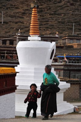 Rounding Stupas 轉塔
