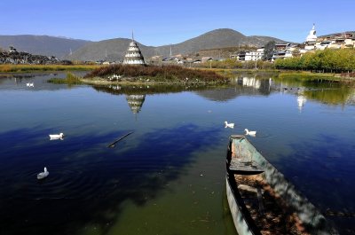 Ganden Sumtseling Monastery 寺前湖景