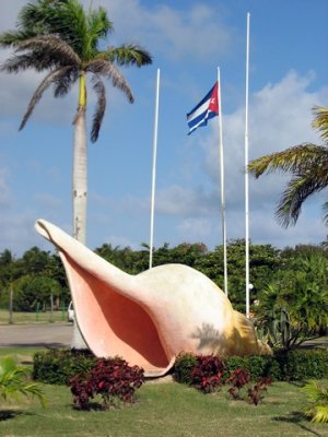 A huge caracol at the entrance to the hotel