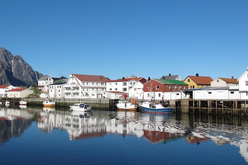 Harbour in Henningsvr.jpg
