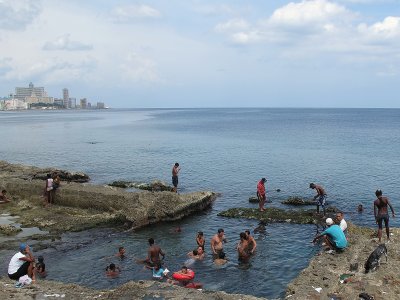 Badeliv utenfor Malecon Havana.jpg
