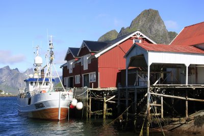 Fishing-boat at Reine.jpg