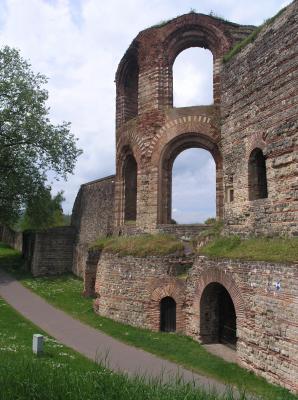 Roman ruins thermal bath.jpg