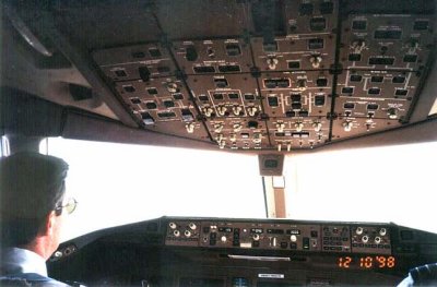 1998 - United's MIA Chief Pilot/Captain Steve Forte landing B777 at MIA