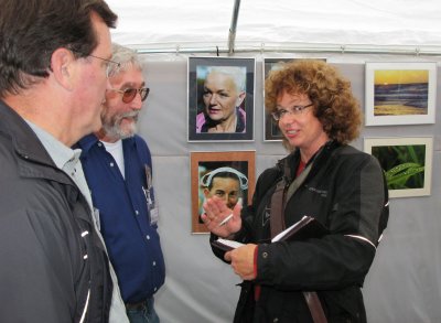 sondern mit viel Besuch, hier von der Presse